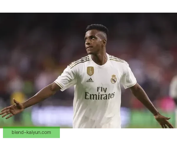 卡瓦哈尔与维尼修斯配合默契，右路进攻表现稳健